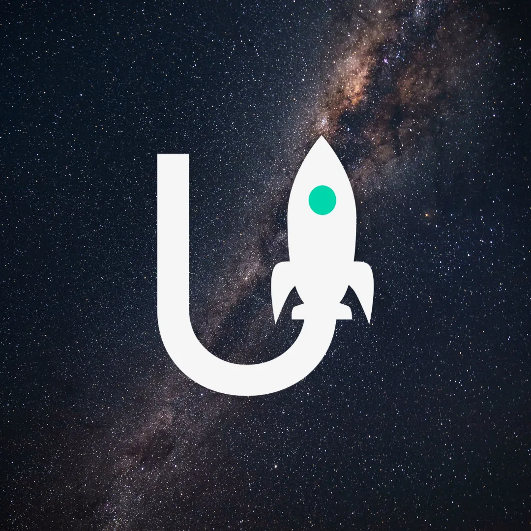Het Unlimited Marketing-icoon van een U met raket tegen een sterrenhemel